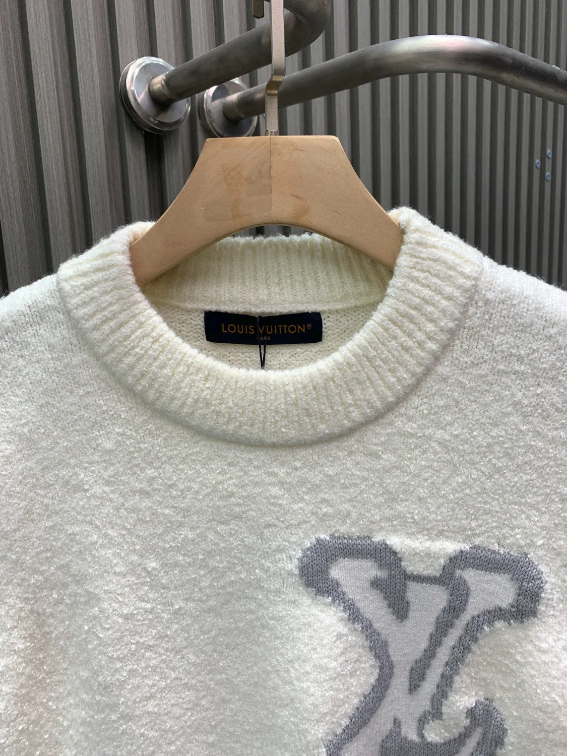 🅿️400 🀄️ Louis Vuitton 1v 24FW mirrored logo intarsia sweater. Original purchase: 10,900. Custom-woven and dyed sheep wool 55%, yak hair 21%, nylon 20%, spandex 4% wool loop yarn. The yarn has high ductility and good elasticity. It is different from the non-elastic version on the market. The special washing process is very soft and skin-friendly. Positive 3-needle knitting process. The thickness of each stitch of the inlay on the clothing logo is consistent with ZP. The back logo is a mirror intarsia. A high-elastic elastic band is added in the middle of the thread at the neckline. The upper body is soft, breathable, and skin-friendly. It is not easy to deform when washed. The upper body is skin-friendly and versatile. Wear it in front of others. A powerful autumn and winter item.